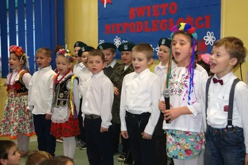 Uczniowie SP nr 1 pamiętali o święcie (zdjęcia)