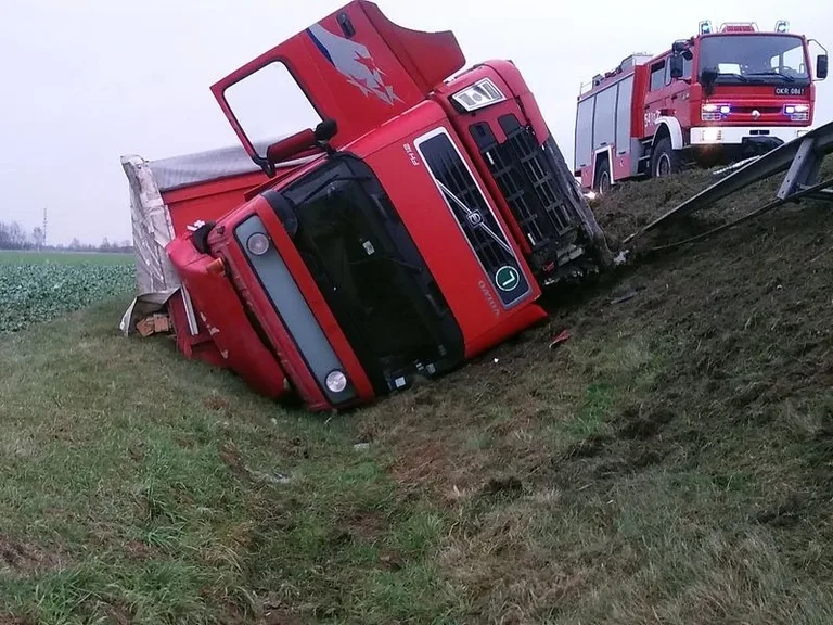 Samochód ciężarowy z 24 tonami szkła w rowie (zdjęcia)