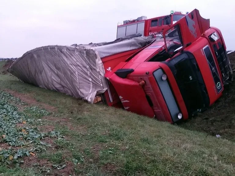 Samochód ciężarowy z 24 tonami szkła w rowie (zdjęcia)