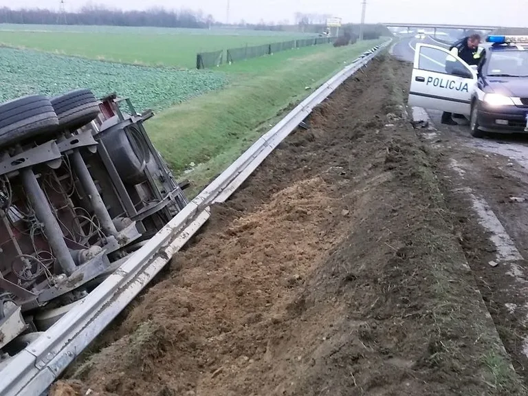 Samochód ciężarowy z 24 tonami szkła w rowie (zdjęcia)