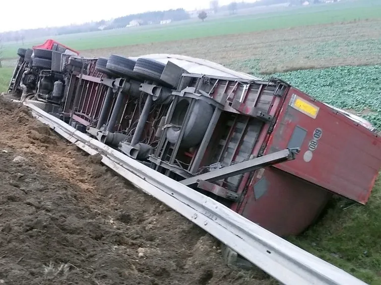 Samochód ciężarowy z 24 tonami szkła w rowie (zdjęcia)