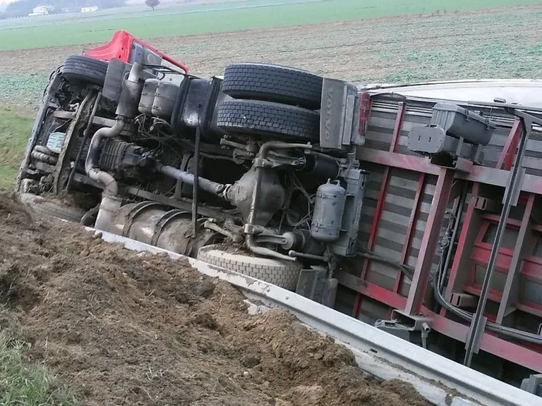 Samochód ciężarowy z 24 tonami szkła w rowie (zdjęcia)