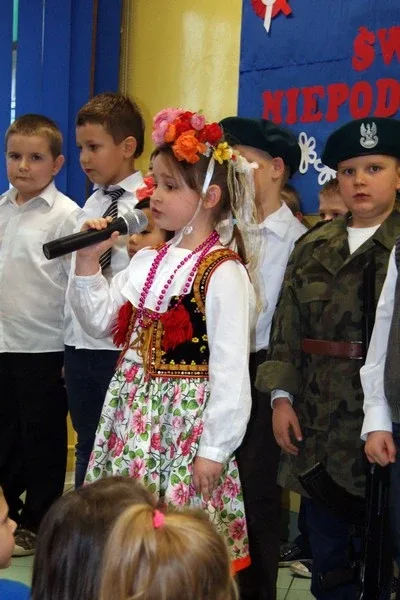 Uczniowie SP nr 1 pamiętali o święcie (zdjęcia)