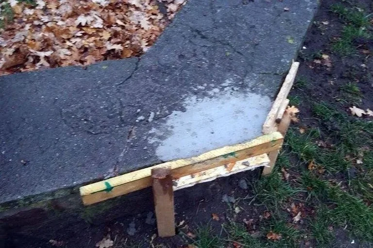 Trwa remont murku na Placu Wolności (zdjęcia)