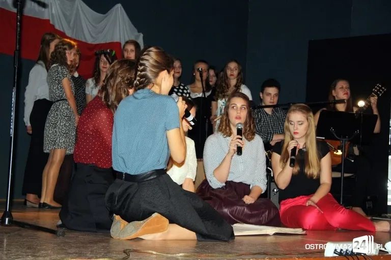 Ostrowscy uczniowie oddali hołd ŻW (zdjęcia)