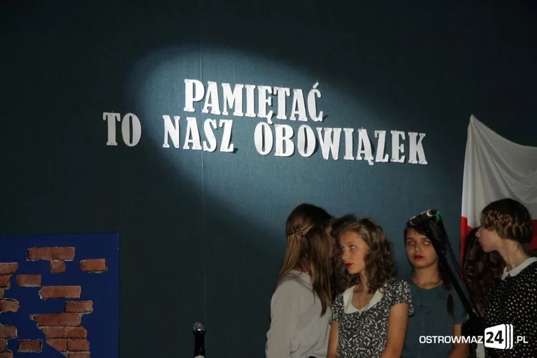 Ostrowscy uczniowie oddali hołd ŻW (zdjęcia)
