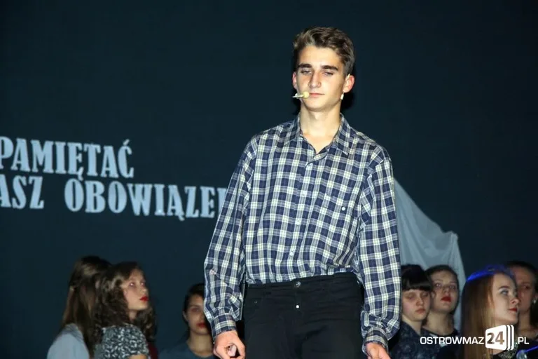 Ostrowscy uczniowie oddali hołd ŻW (zdjęcia)