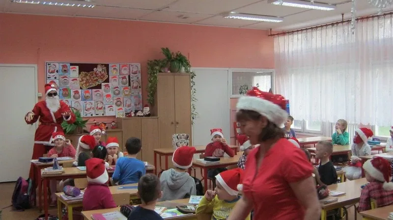 Dzieci obdarowane słodkościami (zdjęcia)