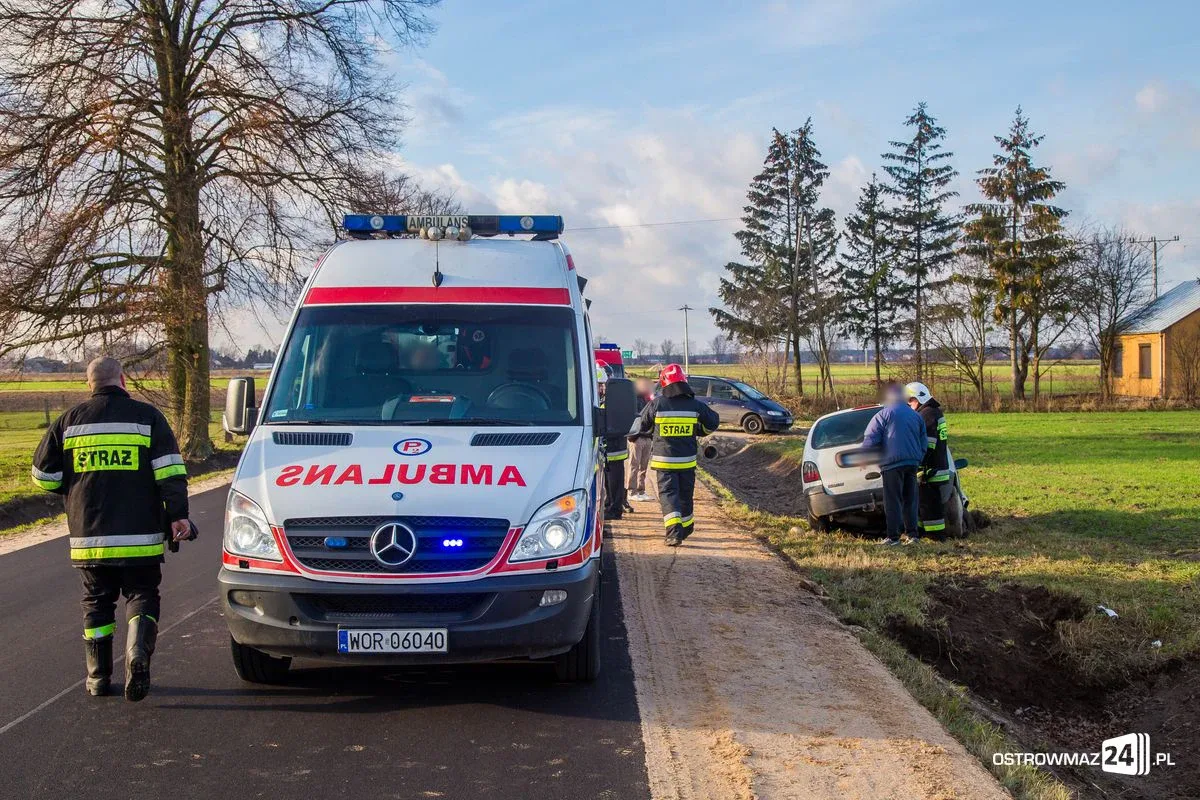Pijany kierowca renault megane w rowie (zdjęcia)