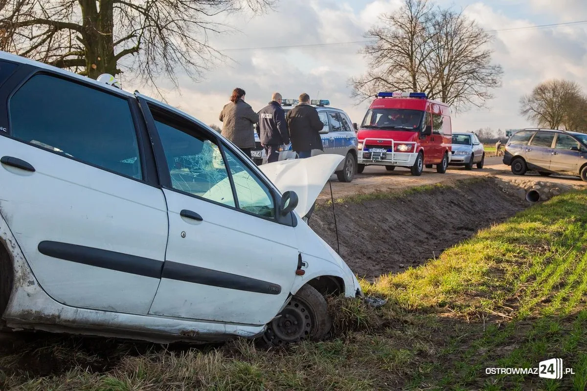 Pijany kierowca renault megane w rowie (zdjęcia)