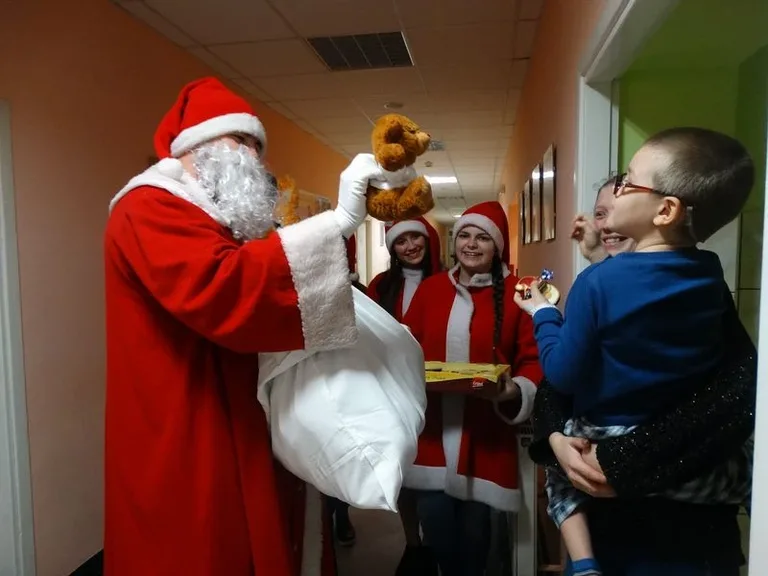 Św. Mikołaj i policyjny Lisek w szpitalu (zdjęcia)