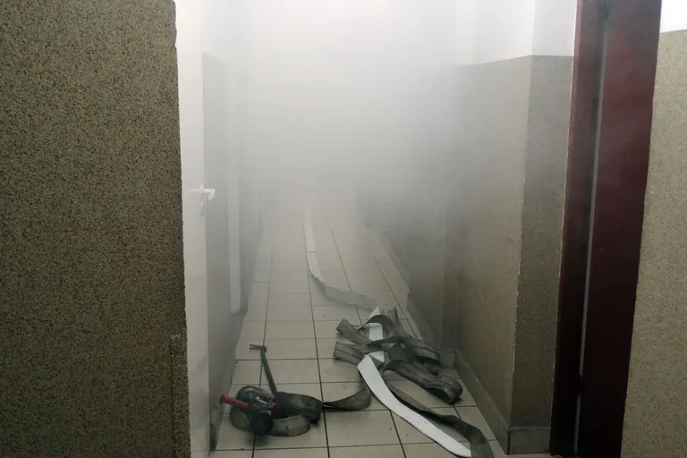 Pożar w ostrowskiej komendzie policji (zdjęcia)