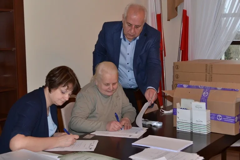 Przekazano komputery mieszkańcom Broku (zdjęcia)