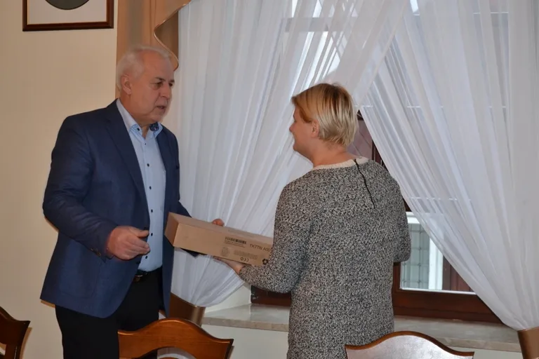 Przekazano komputery mieszkańcom Broku (zdjęcia)