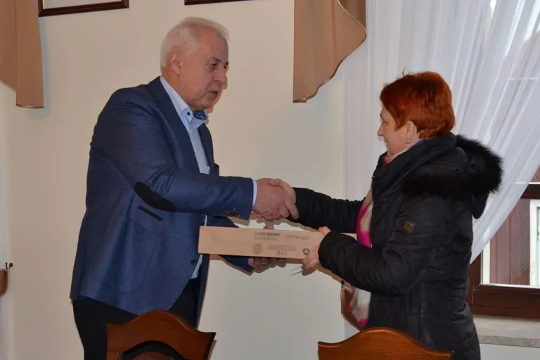 Przekazano komputery mieszkańcom Broku (zdjęcia)