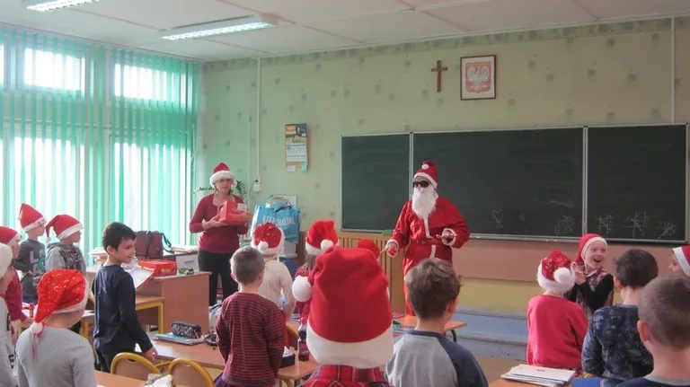 Dzieci obdarowane słodkościami (zdjęcia)