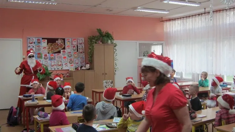 Dzieci obdarowane słodkościami (zdjęcia)