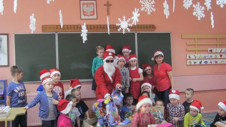 Dzieci obdarowane słodkościami (zdjęcia)