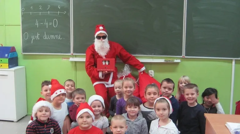 Dzieci obdarowane słodkościami (zdjęcia)