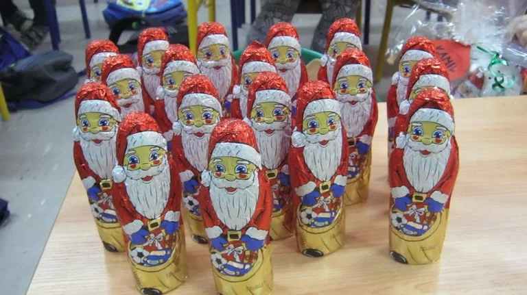 Dzieci obdarowane słodkościami (zdjęcia)