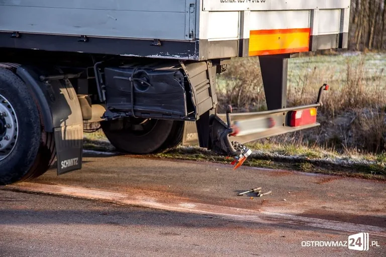 Zderzenie osobówki z ciężarówką (zdjęcia)