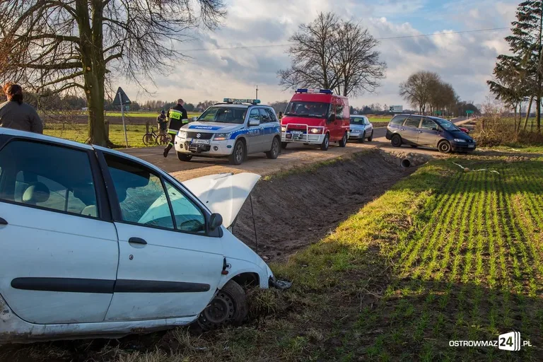 Pijany kierowca renault megane w rowie (zdjęcia)