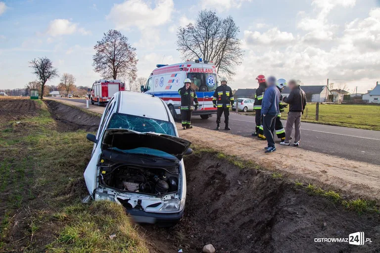 Pijany kierowca renault megane w rowie (zdjęcia)