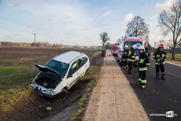 Pijany kierowca renault megane w rowie (zdjęcia)