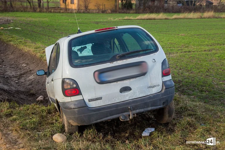 Pijany kierowca renault megane w rowie (zdjęcia)