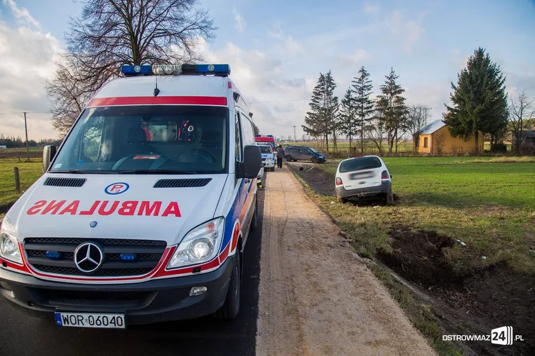 Pijany kierowca renault megane w rowie (zdjęcia)