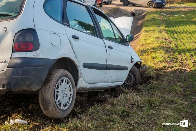 Pijany kierowca renault megane w rowie (zdjęcia)