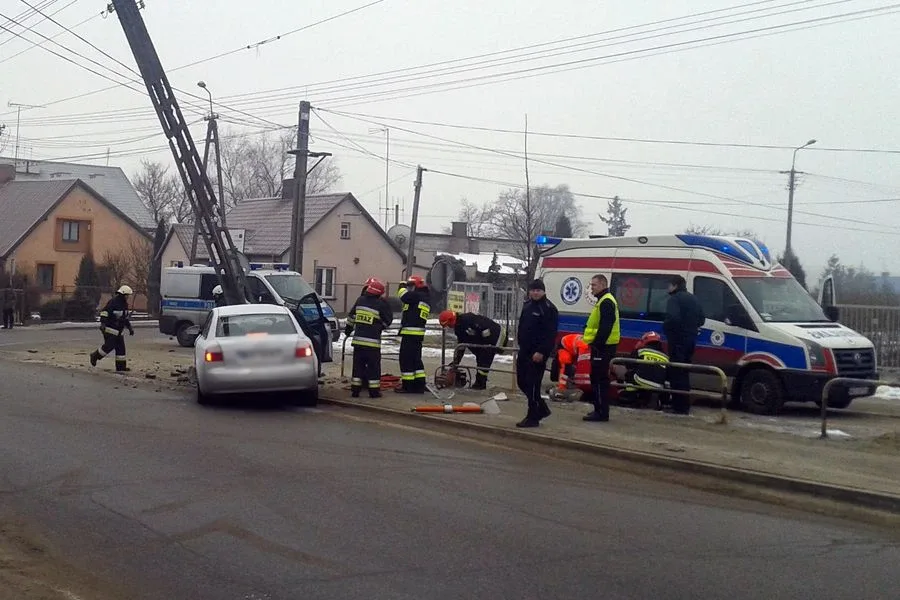 Uderzył w słup energetyczny. Trafił do szpitala (zdjęcia)