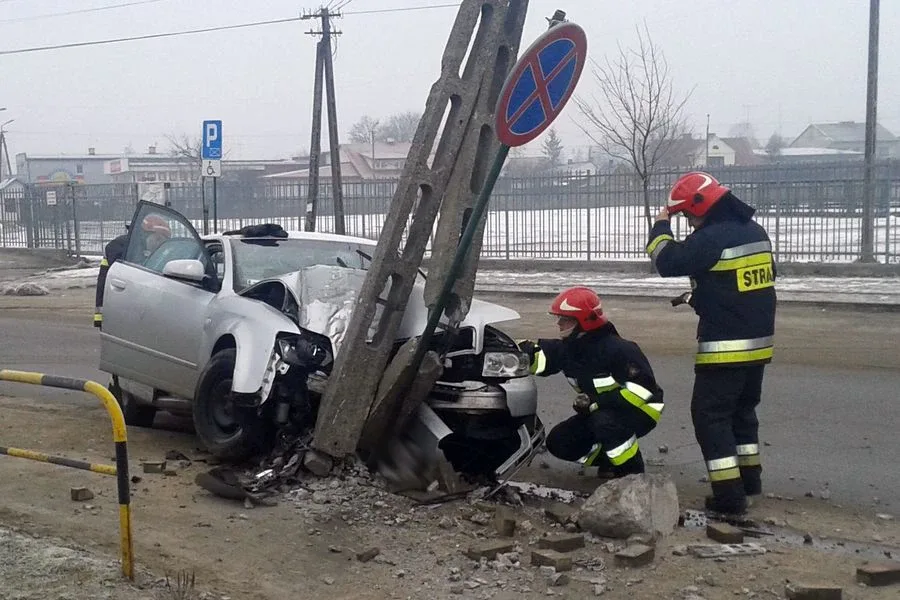 Uderzył w słup energetyczny. Trafił do szpitala (zdjęcia)