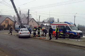 Uderzył w słup energetyczny. Trafił do szpitala (zdjęcia)