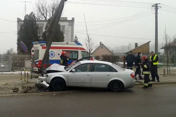 Uderzył w słup energetyczny. Trafił do szpitala (zdjęcia)