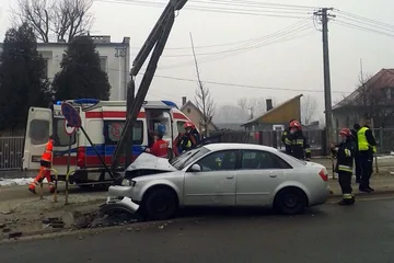 Uderzył w słup energetyczny. Trafił do szpitala (zdjęcia)