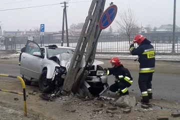 Uderzył w słup energetyczny. Trafił do szpitala (zdjęcia)