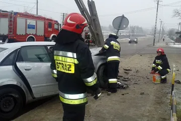 Uderzył w słup energetyczny. Trafił do szpitala (zdjęcia)