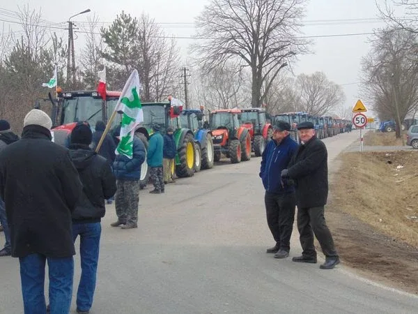Blokada drogi w Nurze (zdjęcia)