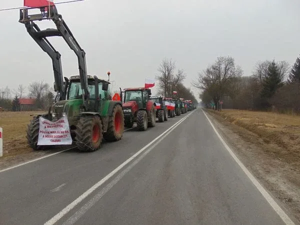 Blokada drogi w Nurze (zdjęcia)