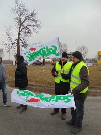 Blokada drogi w Nurze (zdjęcia)
