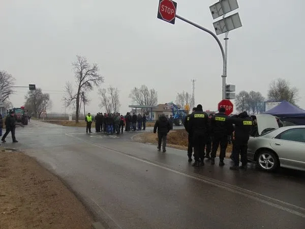 Blokada drogi w Nurze (zdjęcia)
