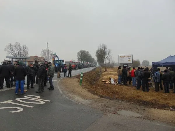 Blokada drogi w Nurze (zdjęcia)