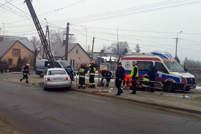 Uderzył w słup energetyczny. Trafił do szpitala (zdjęcia)