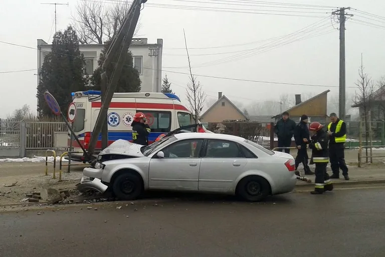 Uderzył w słup energetyczny. Trafił do szpitala (zdjęcia)