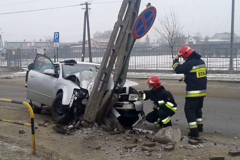 Uderzył w słup energetyczny. Trafił do szpitala (zdjęcia)