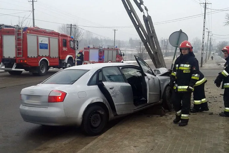 Uderzył w słup energetyczny. Trafił do szpitala (zdjęcia)
