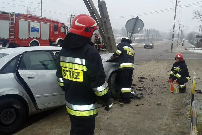 Uderzył w słup energetyczny. Trafił do szpitala (zdjęcia)
