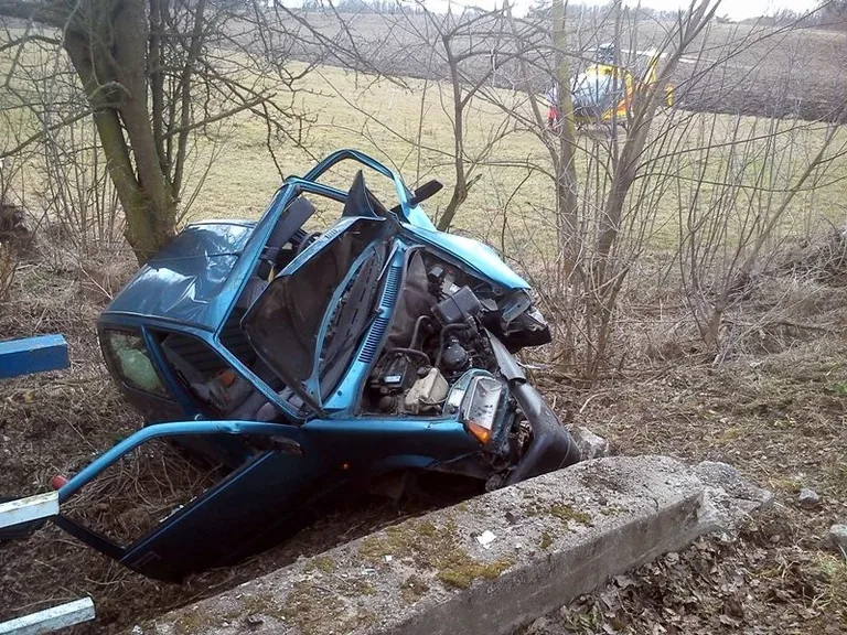 Stracił panowanie nad pojazdem (zdjęcia)