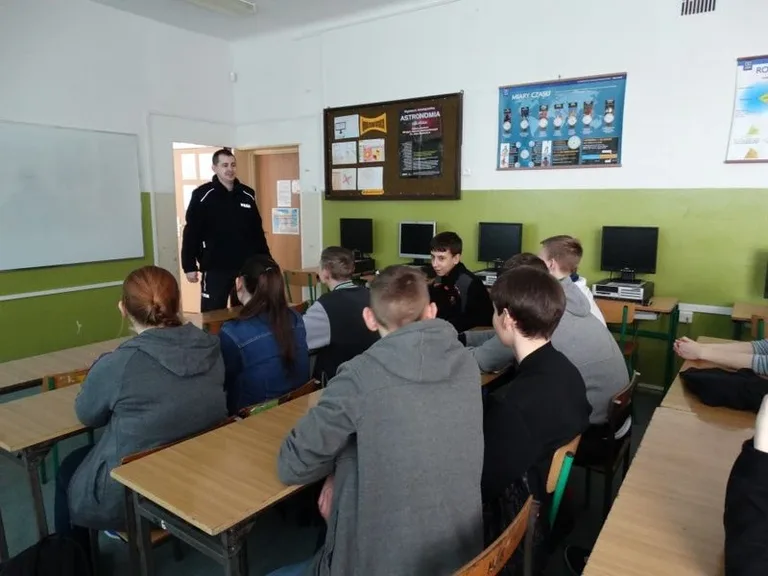 Policjanci spotkali się z uczniami szkół (zdjęcia)